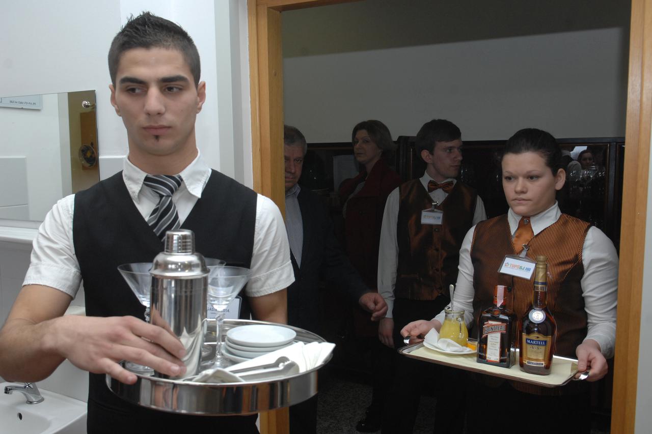 20.02.2014., Bjelovar - Trgovacko ugostiteljska i prehrambena skola - U Bjelovaru odrzana zavrsnica regionalnog natjecanja Gastro 2014. u disciplini 5, odnosno barskom poslovanju. Zavrsnici je pristupilo 9 ucenika, a koji su se natjecali u u pripremanju k