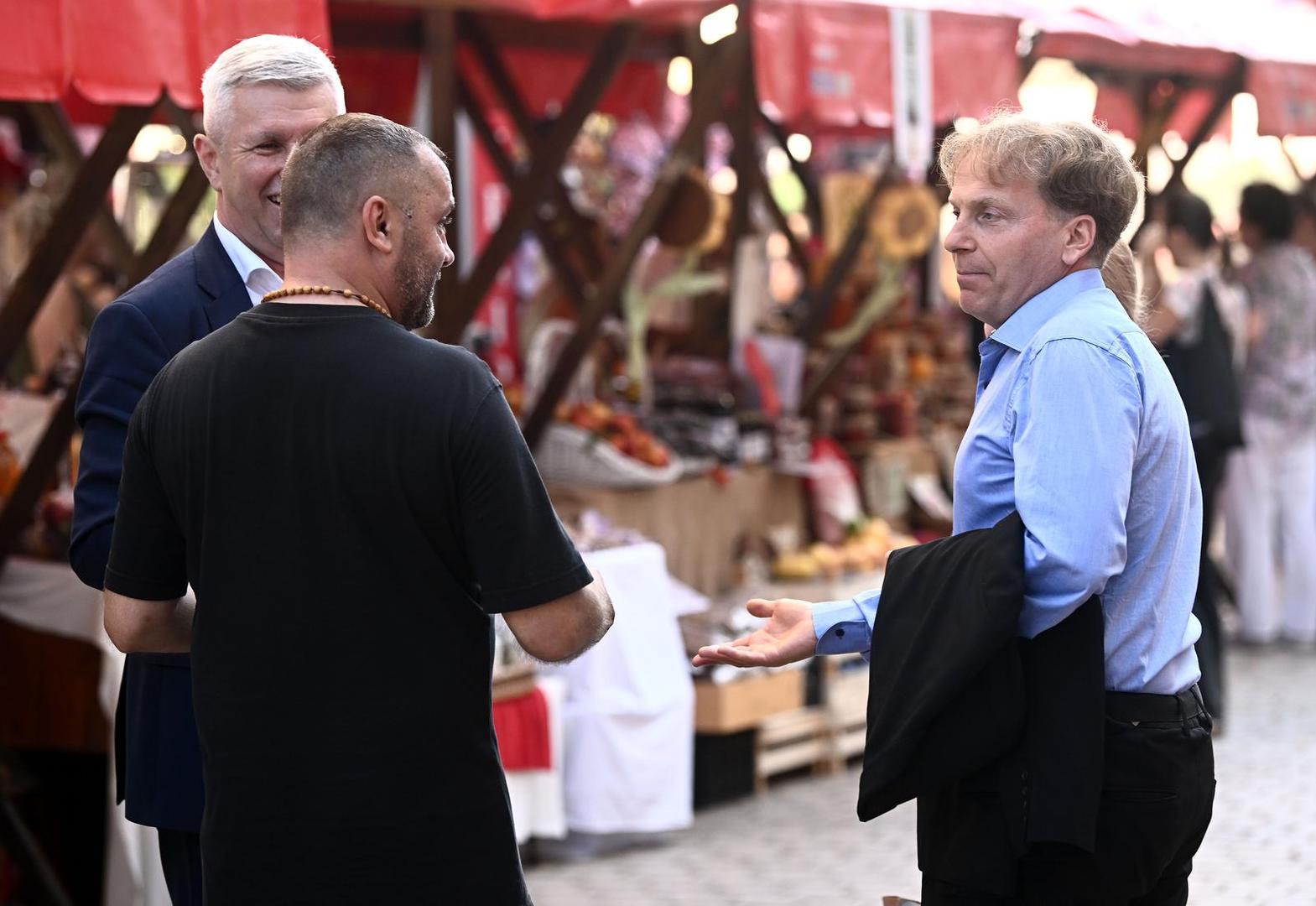 Osim štandova s eko hranom, predsjednik je našao vremena i za razgovor i poneki selfie s građanima. Na nekim štandovima odlučio je i kušati što je u ponudi.