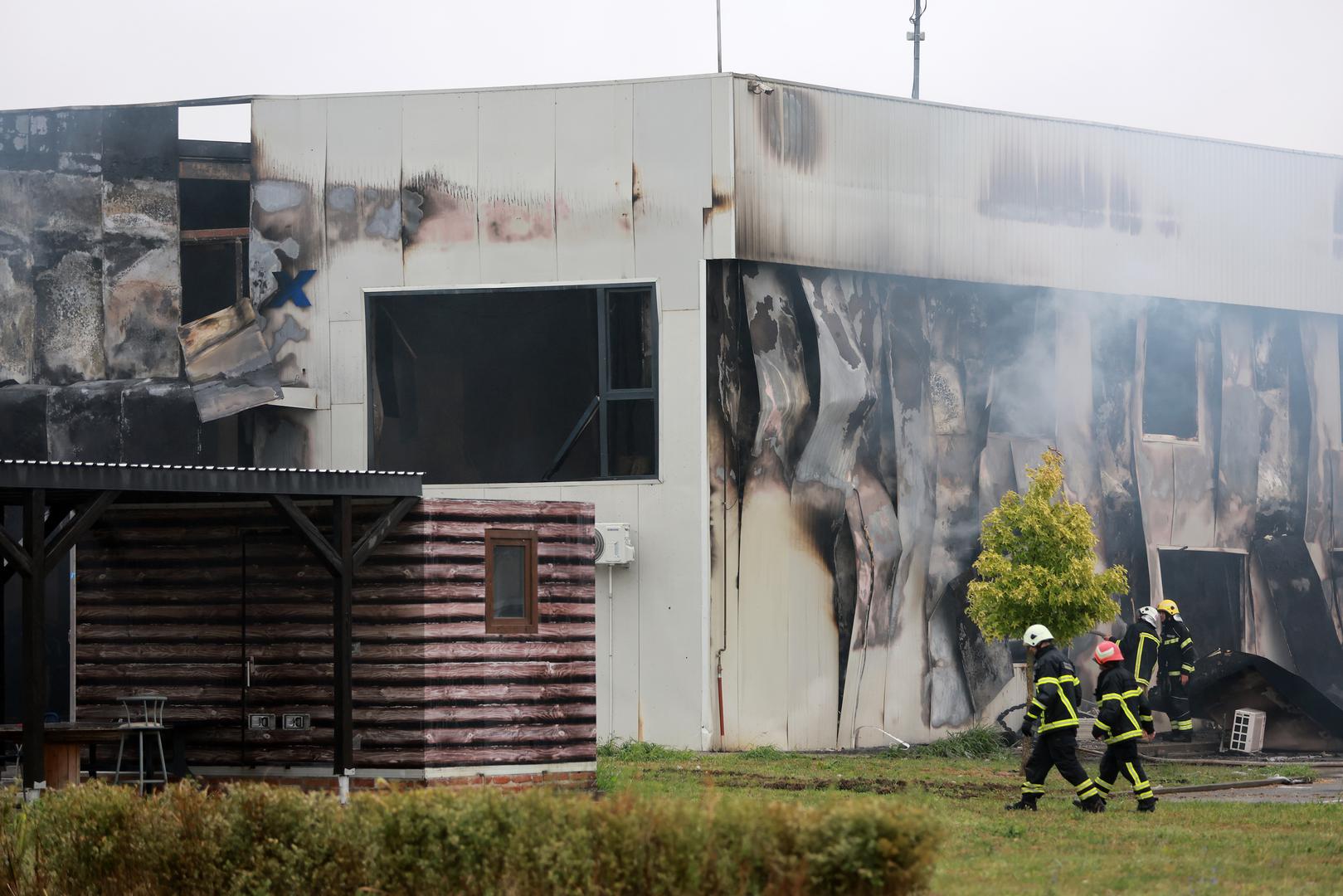  Lokaliziran je požar koji je rano jutros izbio u skladištima tvrtke smještene uz osječku južnu obilaznicu, gašenje je u tijeku, a privremeno je zatvoren promet na toj cesti, izvijestili su u nedjelju osječko-baranjska Policijska uprava i osječki vatrogasci.