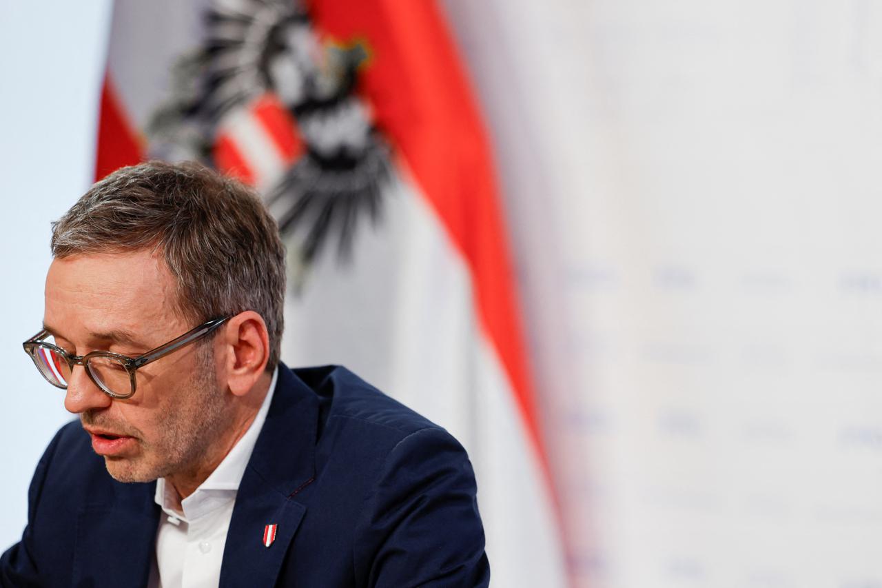 Austrian far-right leader Kickl holds press conference on coalition talks