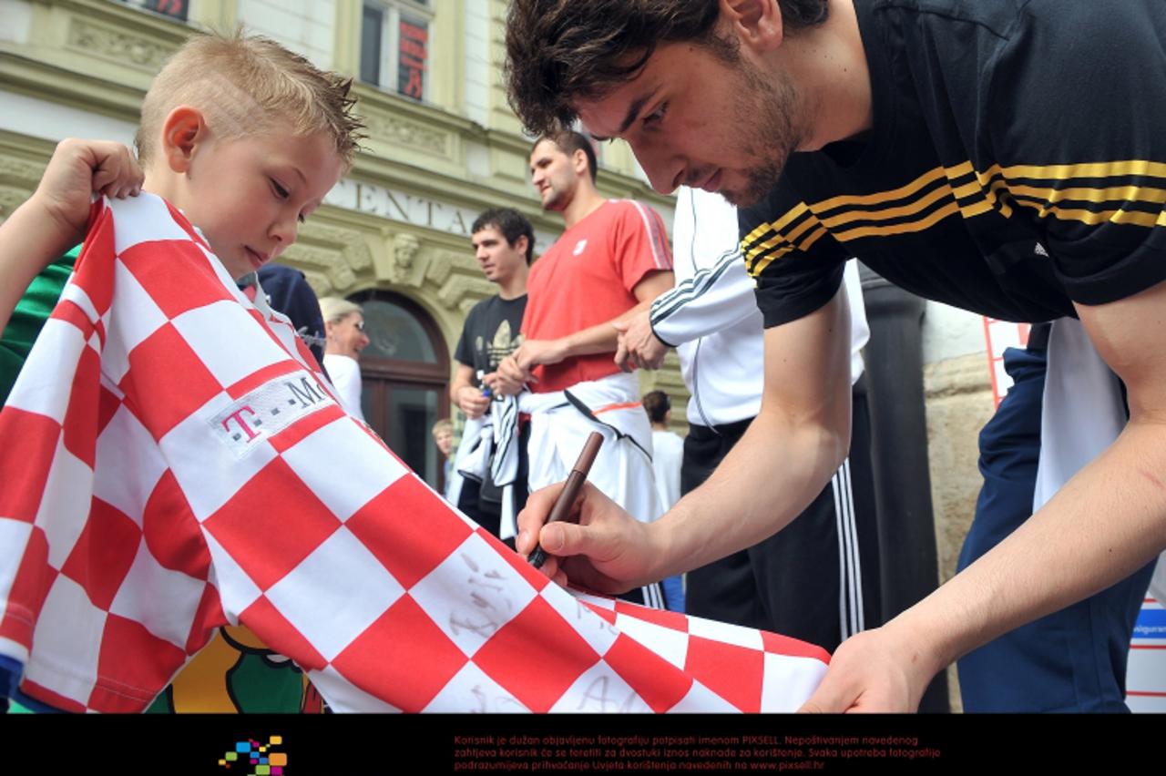 '05.04.2012., Korzo, Varazdin - Nakon prijema kod gradonacelnika Gorana Habusa hrvatski rukometni reprezentativci na glavnom gradskom trgu druzili su se s obozavateljima.  Photo: Marko Jurinec/PIXSELL