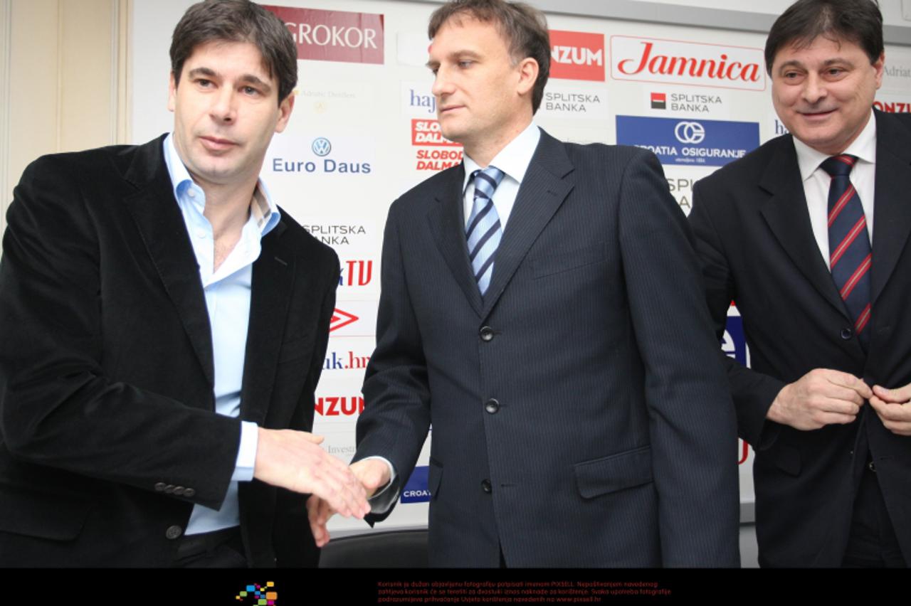 '29.12.2010., Poljud, Split - U Hajdukovom Plavom salonu predstavljen je privremeni trener Goran Vucevic. Cestitao mu je v.d. presjednika Uprave Josip Grbic.  Photo: Ivo Cagalj/PIXSELL'