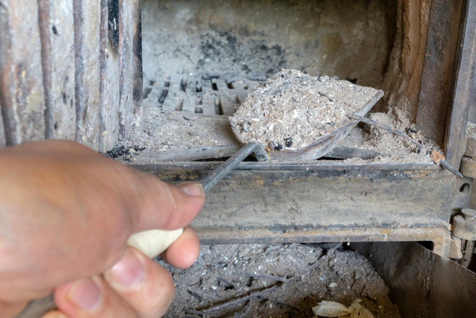 Sezona grijanja je u punom jeku, a unatoč popularnosti novijih energenata, kao što su struja i plin, u mnogim kućanstvima još uvijek su aktualne peći u kojima romantično pucketa drvo. Pepeo od ogrjevnog drveta nusproizvod je koji često završava u smeću, no zapravo je riječ o svestranom i korisnom materijalu. Sadrži hranjive tvari poput kalija, kalcija, magnezija i fosfora i ekološka je alternativa za razne potrebe. Stoga, idući put pepeo nemojte baciti već ga iskoristite za neku od sljedećih šest namjena.