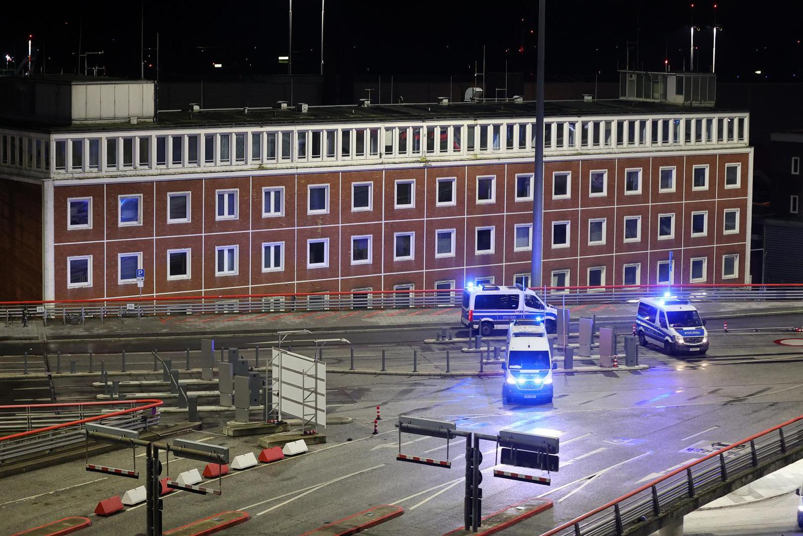 04 November 2023, Hamburg: Emergency services block access to Hamburg Airport during an operation. An armed hostage-taker forced his way onto the apron of Hamburg Airport in his car on Saturday evening. The entire airport was cleared and cordoned off. According to the police, the man had a four-year-old child in his grip. Photo: Bodo Marks/dpa Photo: Bodo Marks/DPA