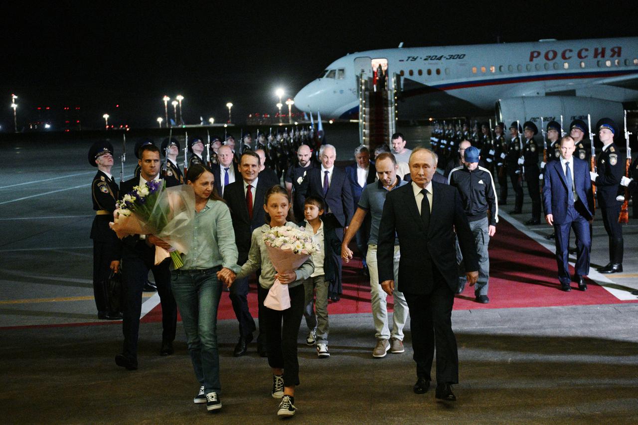 President Putin greets Russians returning to Moscow after prisoner swap