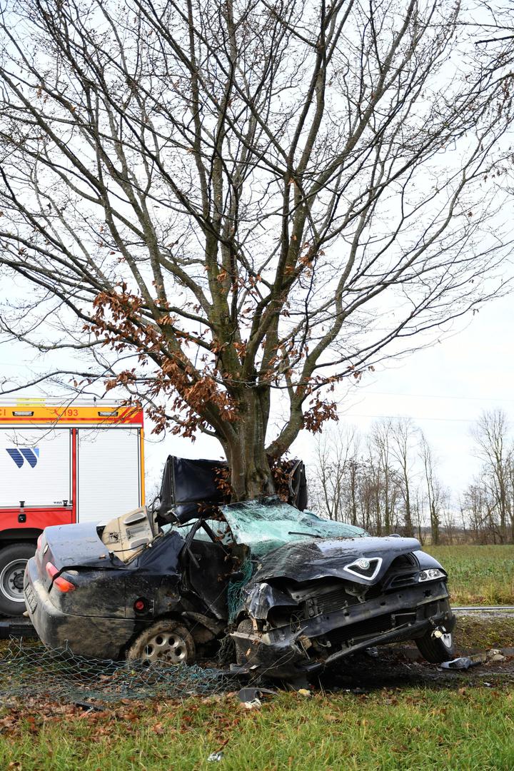 29.11.2021., Kozarevac - U stravicnoj prometnoj nesreci na cesti prema Kozarevcu jutros je na mjestu nesrece poginula 25-godisnja djevojka. Od siline udara automobil se obmotao oko stabla.