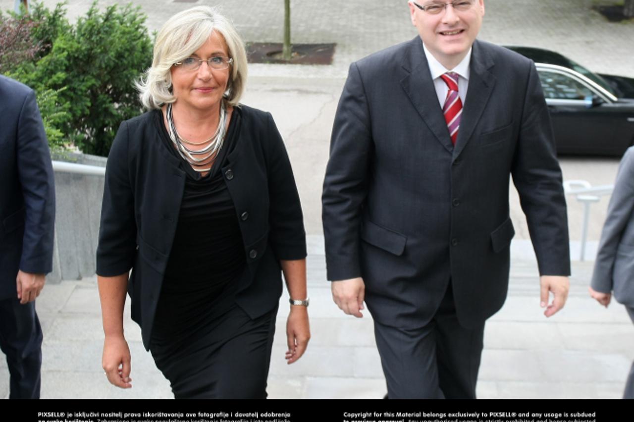 '09.06.2011., Zagreb -  Predsjednik RH Ivo Josipovic posjetio je Pravosudnu akademiju u Vukovarskoj 271. Na slici sa ravnateljicom akademije Ivanom Goranic. Photo: Jurica Galoic/PIXSELL'