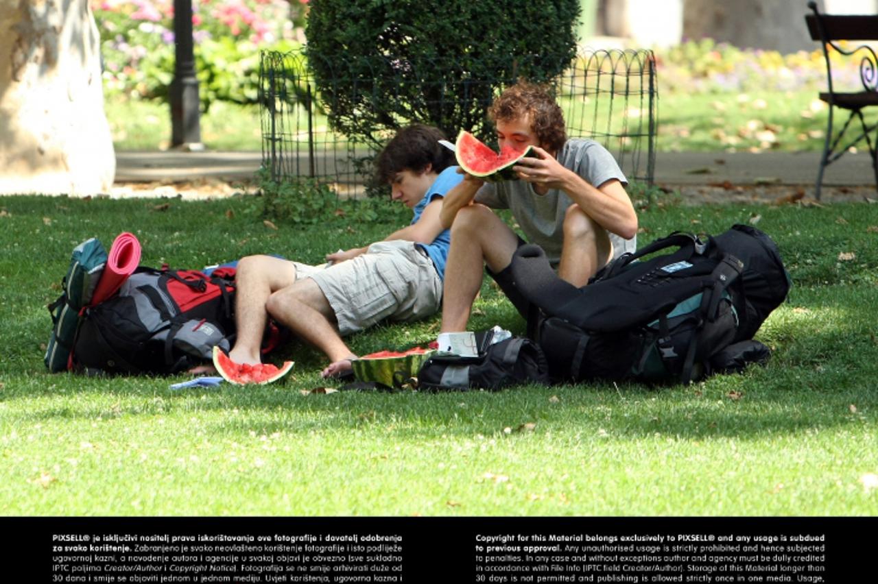 '04.08.2013., Zagreb - Usprkost velikim vrucinama Zagreb je prepun turista i gradjana koji uzivaju u parku Zrinjevac i gradskim znamenitostima.  Photo: Luka Stanzl/PIXSELL'