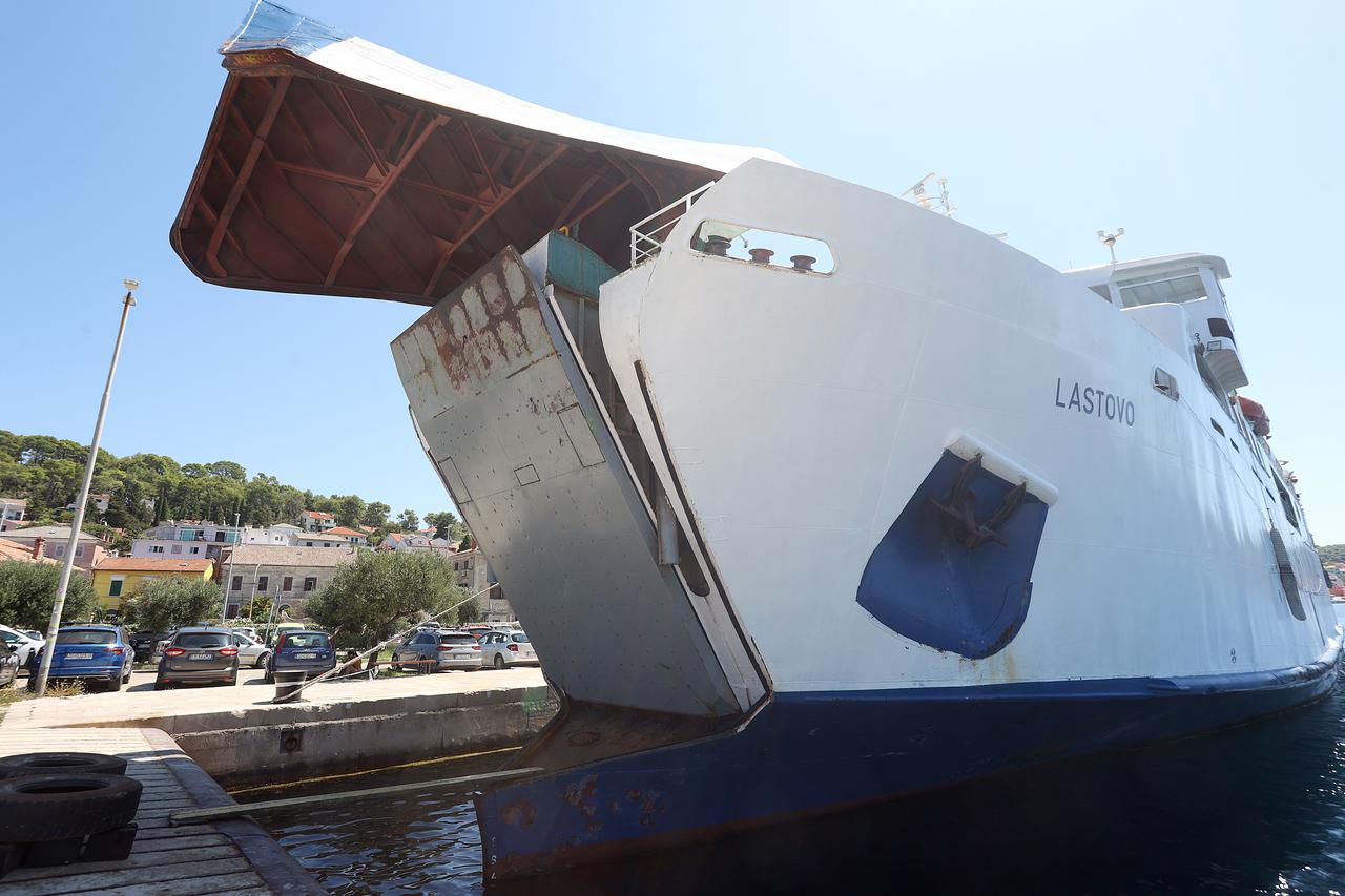 Mali Lošinj: U tijeku je očevid nakon što je troje djelatnika Jadrolinije poginulo nakon pada rampe