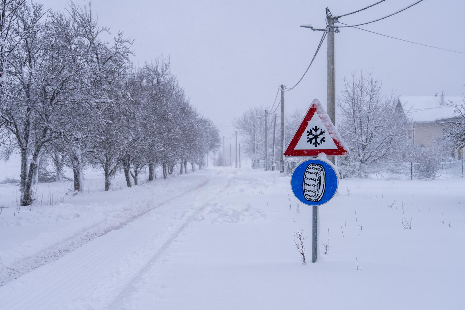 Dijelove zemlje je paralizirao, problemi su od jutra u prometu. Zbog olujnog vjetra, nanosa snijega i zabranjen je promet na većini državnih cesta kroz Liku, uključujući državnu cestu DC1 na dionici Korenica-Ondić-Gračac-Knin