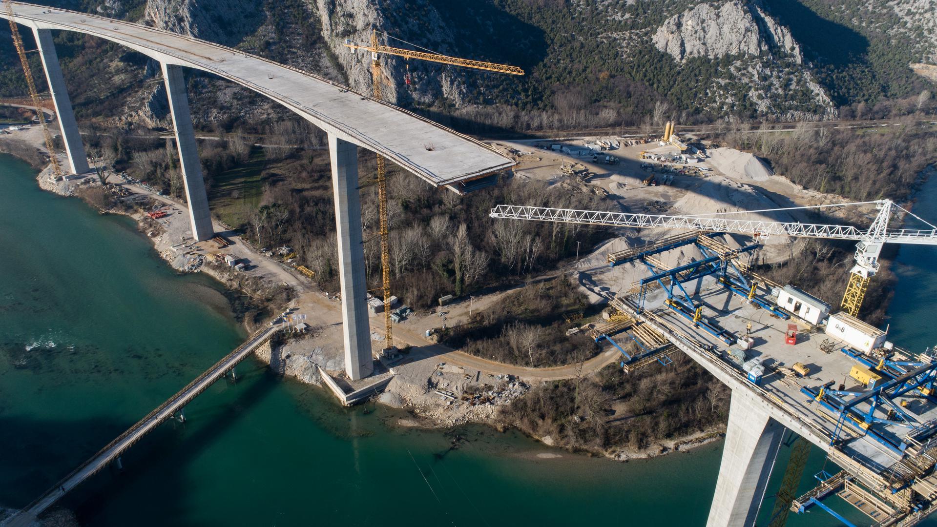 05.01.2023., Pocitelj, Bosna i Hercegovina - Radovi na mostu Pocitelj, jednom od najvecih infrastrukturnih projekata na Koridoru 5C, jos uvijek traju, iako je trebao biti zavrsen u 03. mjesecu prosle godine. Most Pocitelj duzine 980m i visine 100m, a gradi se u sklopu poddionice Pocitelj - Zvirovici. Photo: Armin Durgut/PIXSELL