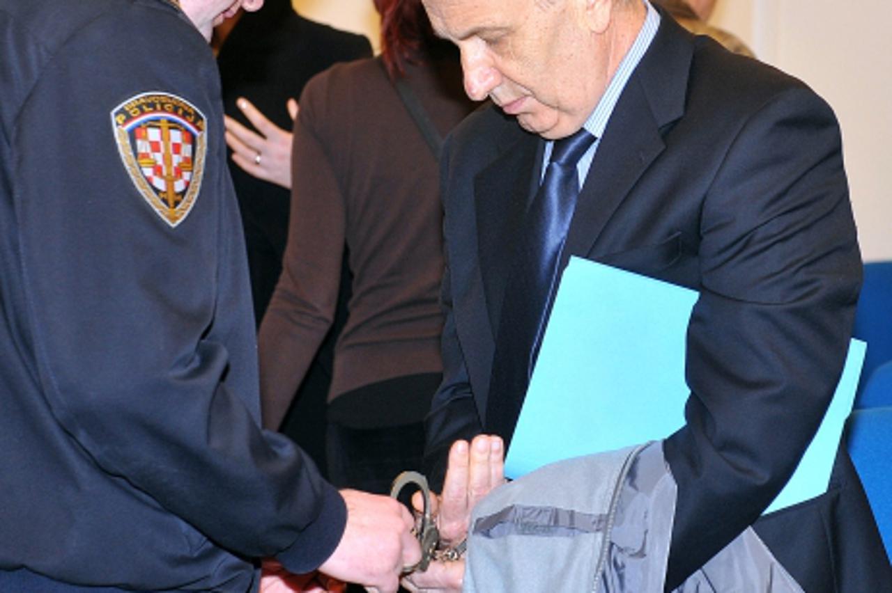 '11.01.2011., Zupanijski sud, Zrinjevac 5, Zagreb - Pocetak sudjenja bivsem predsjedniku uprave HZ-a Davorinu Kobaku i suoptuzenima Biserki Robic, Andriji Saricu i Vladimiru Vasiljevicu koji se nije o