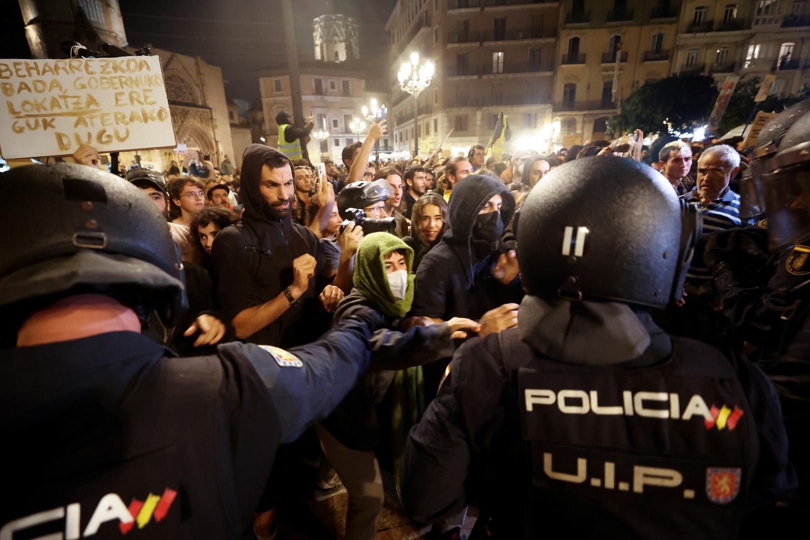 Demonstrators scuffle with police officers in riot gear during a protest against Valencia's regional leader Carlos Mazon and the management of the emergency response to the deadly floods in eastern Spain, in Valencia, Spain, November 9, 2024. REUTERS/Eva Manez Photo: Eva Manez/REUTERS