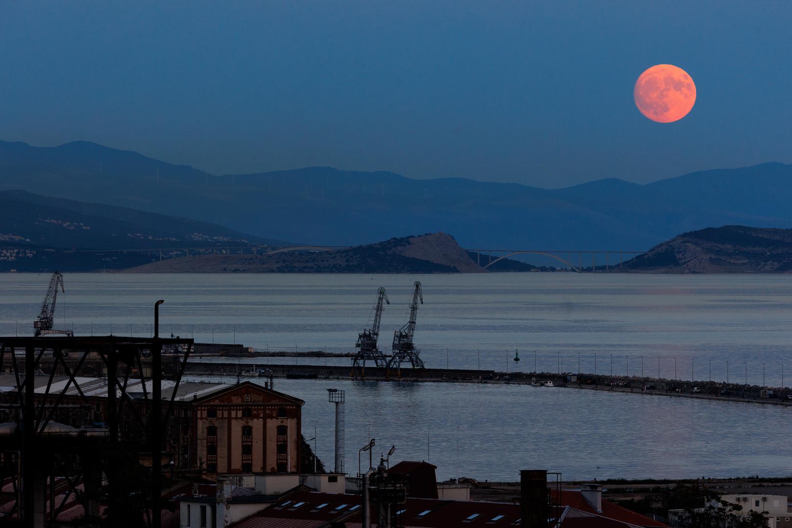 31.7.2023.., Rijeka - Super mjesec iznad Rijeke. Photo: Nel Pavletic/PIXSELL