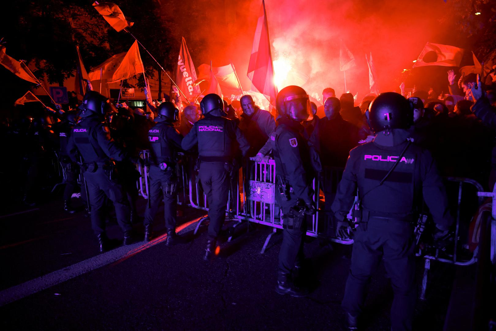 Spanish riot police officers stand guard during a protest near to Spain's Socialists Party (PSOE) headquarters, following acting PM Pedro Sanchez negotiations for granting an amnesty to people involved with Catalonia's failed 2017 independence bid in Madrid, Spain, November 6, 2023. REUTERS/Juan Medina Photo: JUAN MEDINA/REUTERS