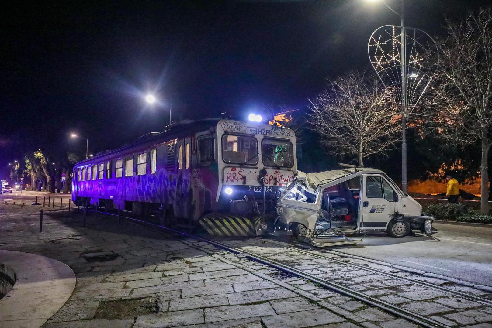 15.01.2023., Pula - Prometna nesreca na pulskoj rivi. Vlak kojem su vjerojatno otkazale kocnice nije se zaustavio na zeljeznickoj stanici vec je nastavio prugom po rivi koja vodi prema Uljaniku. Vlak je pokupio kombi koji je bio parkiran ispred veslackog kluba te ga je vukao do zgrade Lucke kapetanije lomeci uz put sve prometne znakove koji su mu bili na putu. U vlaku koji je prometovao na liniji Lupoglav-Pula bilo je cetvoro putnika no na srecu nitko nije ozlijedjen. Photo: Srecko Niketic/PIXSELL