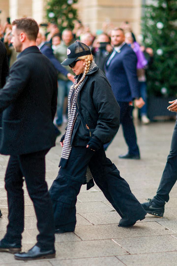 Paparazzi su je u ponedjeljak 13. studenog uhvatili na izlasku iz hotela, a na putu prema Areni u kojoj je tu večer nastupila drugi put za redom ovaj mjesec. 