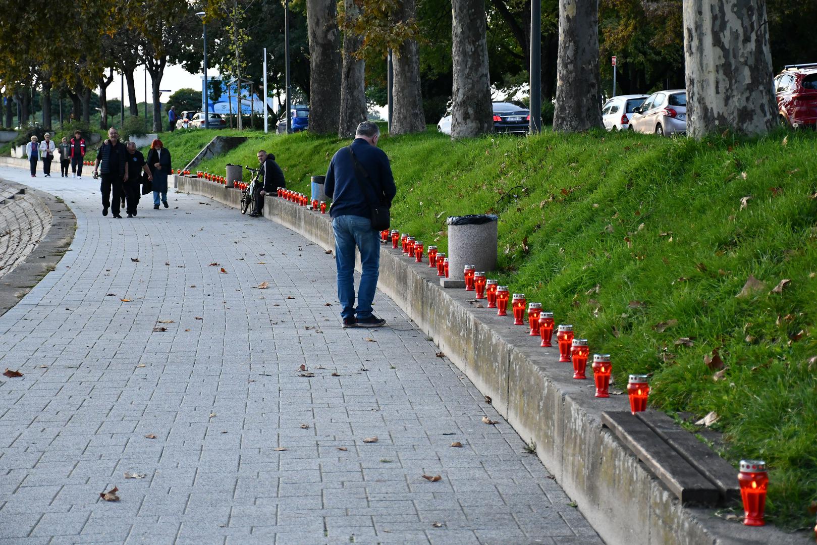 06.10.2022., Slavonski Brod - U znak sjecanja na 30. obljetnicu pada Bosanskog Broda i veceg dijela Bosanske Posavin​e​ na setalistu uz rijeku Savu​ upaljeno je 500 lampiona.​ Photo: Ivica Galovic/PIXSELL