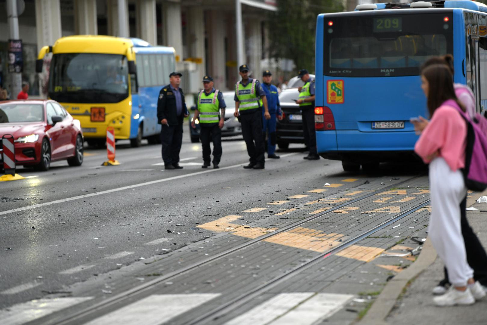 09.06.2022., Zagreb - U prometnoj nesreci u Kapucinskoj ulici u Dubravi ozlijedjeno je nekoliko osoba. Photo: Josip Regovic/PIXSELL