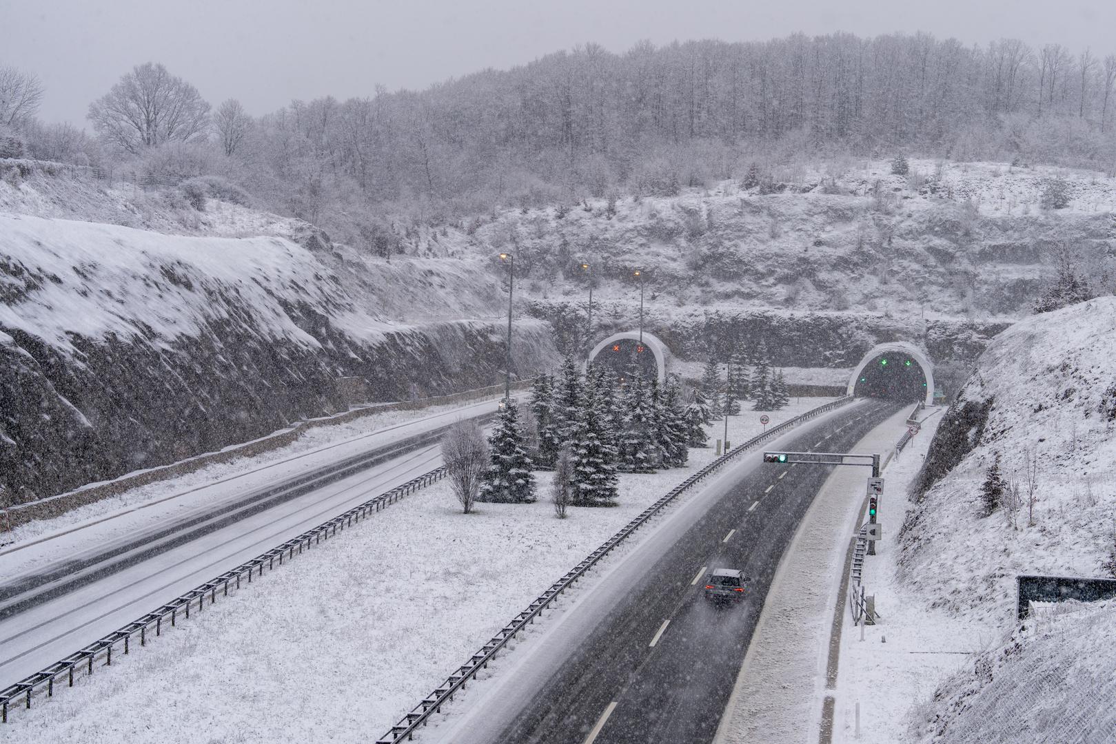 Upozorenja za vozače također su važna. Zimski uvjeti prevladavaju na većini cesta u Ličkom i Gorskom kotaru, uključujući državnu cestu DC1 između Vaganca i Gračaca. Vozačima se savjetuje opreznost, prilagodba brzine vožnje uvjetima na cesti i obavezna zimska oprema. 