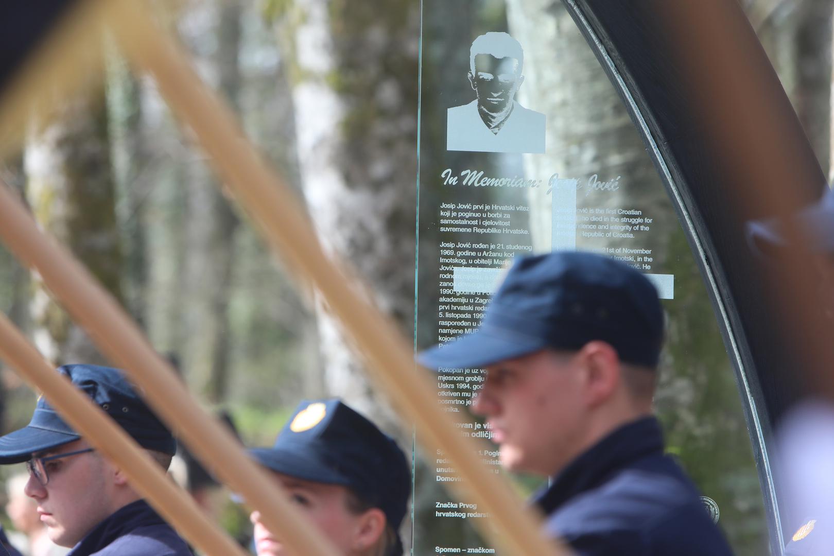 31.03.2024., Plitvicka jezera - Obiljezavanje 33. obljetnice pogibije prvog Hrvatskog redarstvenika Josipa Jovica. Ministri Davor Bozinovic i Tomo Medved, obitelj te brojni branitelji polaganjem vijenaca i paljenjem svijeca odali pocast. Photo: Kristina Stedul Fabac/PIXSELL