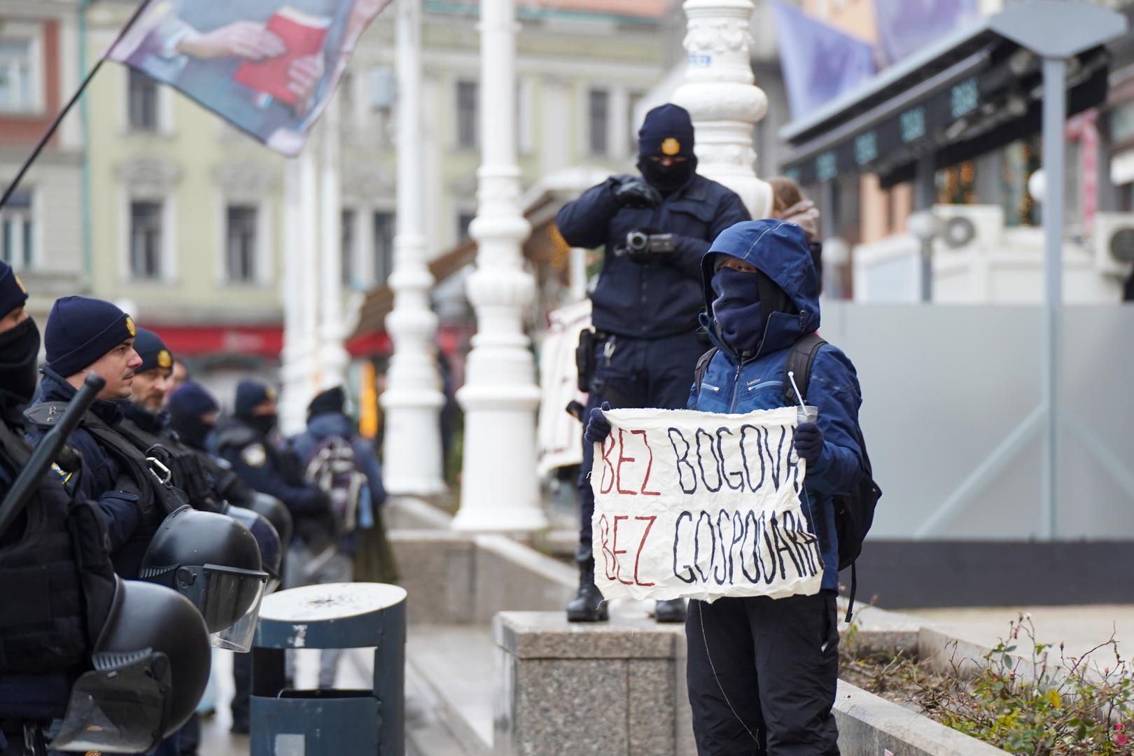 4.1.2025., Zagreb - Kao i svake prve subote u mjesecu, na Trgu bana Josipa Jelačića okupili su se molitelji s jedne strane i prosvjednici sa druge. Photo: Patricija Flikac/PIXSELL