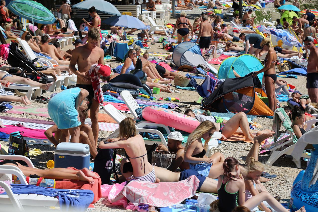 Murter: Plaža Slanica puna je kupača kao u jeku sezone na kakvu smo navikli