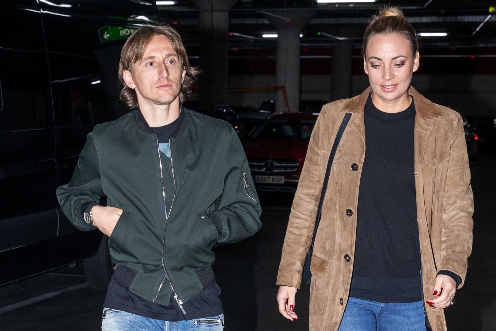 Modrić kao i brojni nogometaši ima ergelu luksuznih automobila, napominje se. To su Audi Q7, Bentley Continental GT... Model Bentleyja koji vozi hrvatski kapetan jedan je od najluksuznijih koje ovaj proizvođač nudi, a stoji 185 tisuća eura.