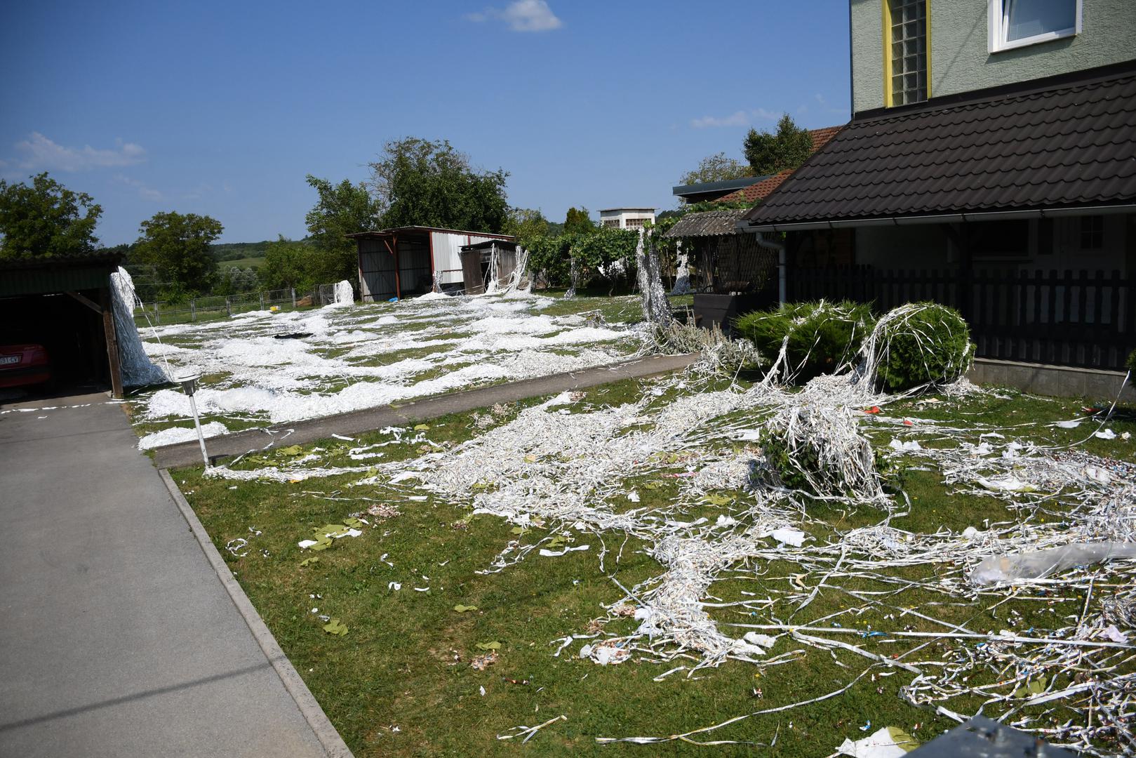 22.07.2023., Garesnica - Pogled na prvu zavara i izgleda kao da je na + 35 stupnjeva dvoriste obiteljske kuce zatrpano snijegom. Medjutim na podrucju Bjelovarsko-bilogorske zupanije njeguje se nesvakidasnji obicaj "slavlja" dolaska kuci majke i novorodjenceta iz bolnice, poznat pod nazivom sipanje. Rodbina, prijatelji i susjedi iskazuju veselje zasipavanjem dvorista perjem i papirima, a neuobicajeni nestasluci postaju ocekivani dio slavlja. Ovo je obicaj koji nema pisana pravila pa on ovisi o "kreativnosti" sipaca. Nakon slavlja, domacini ove obiteljske kuce u Garesnici imati ce pune ruke posla da sve ociste i vrate u prvobitno stanje.  Photo: Damir Spehar/PIXSELL