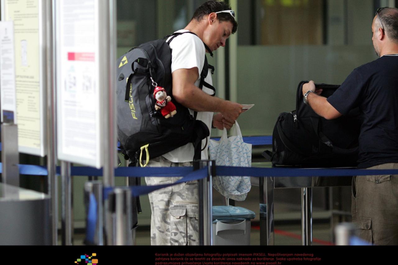 '17.07.2011., Zagreb - Aerodrom Pleso, Ivica Kostelic na kontroli za medjunarodni let. Photo: Sanjin Strukic/PIXSELL'