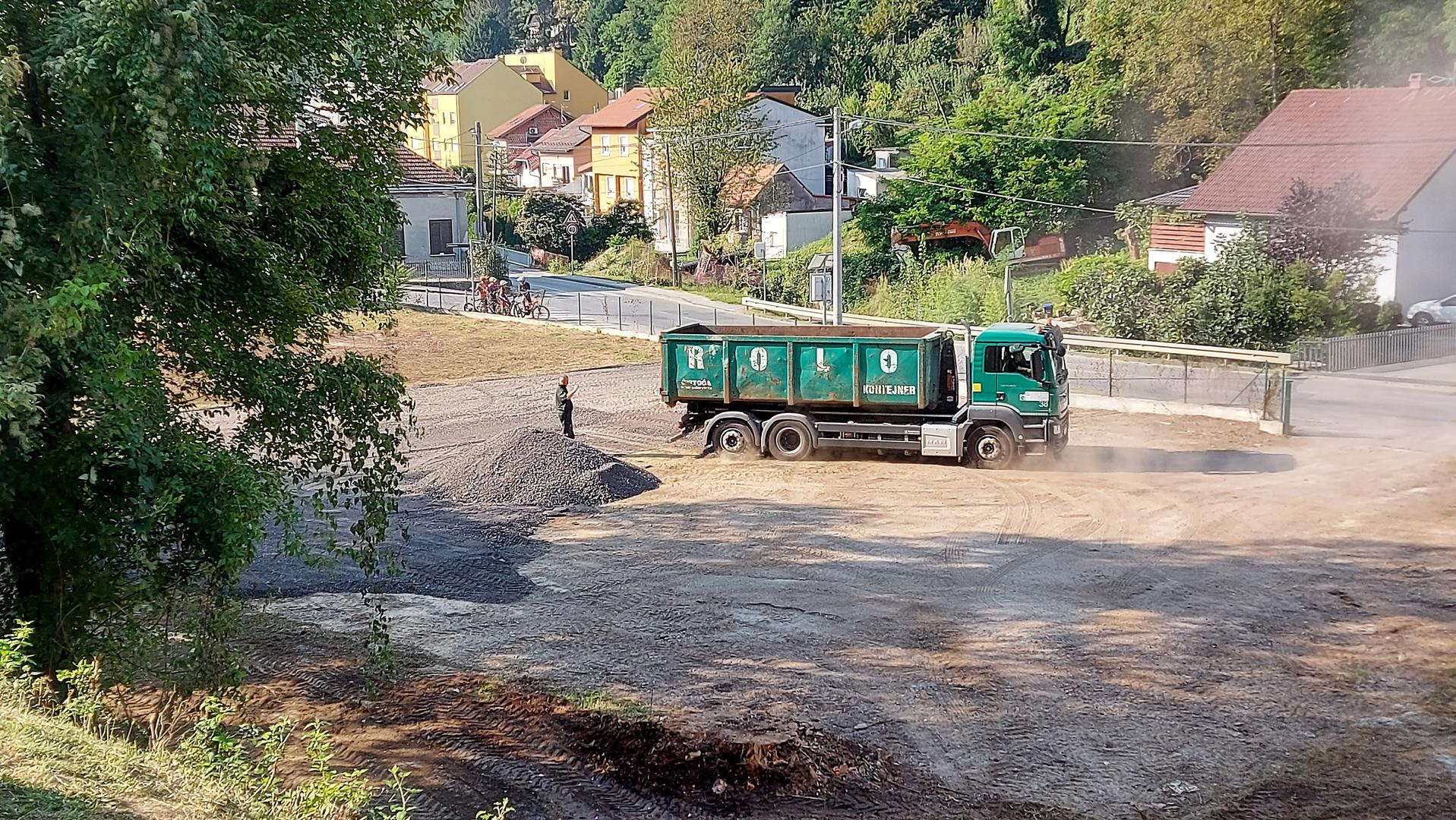 16.09.2020., Zagreb - Stanari ulice Crnomerec protive se izgradnji mobilnog reciklaznog dvorista. Napominju kako je nevjerojatno da ce ulaz biti preko skolske autobusne stanice te da nigdje nije izvjesena ploca koja opisuje radove. Optuzuju gradonacelnika Milana Bandica da se na svoju ruku bi bez prostornog plana te strucne studije i u blizini skole odlucio na takav potez. 
Photo: Sanjin Strukic/PIXSELL