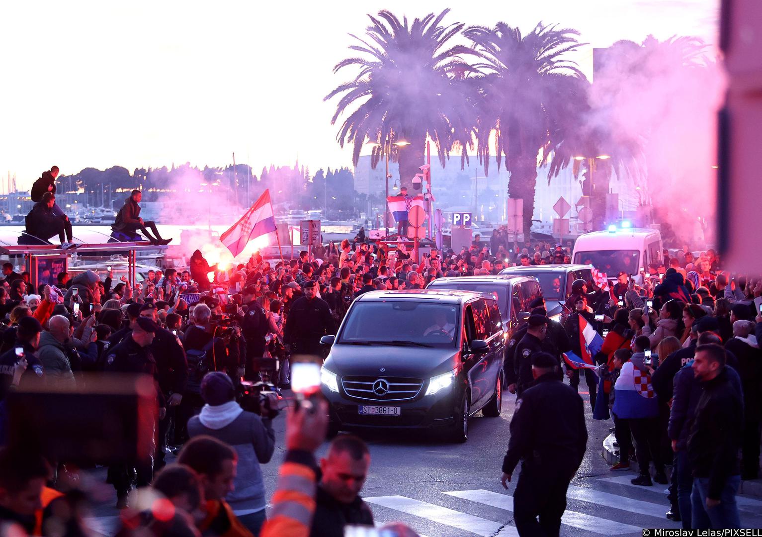 19.12.2022., Split - Splicani na rivi organizirali svecani docek za Vatrene reprezentativceMarka Livaju, Ivu Grbica, Maria Pasalica, Ivana Perisica, Josipa Juranovica i Nikolu Vlasica.  Photo: Miroslav Lelas/PIXSELL