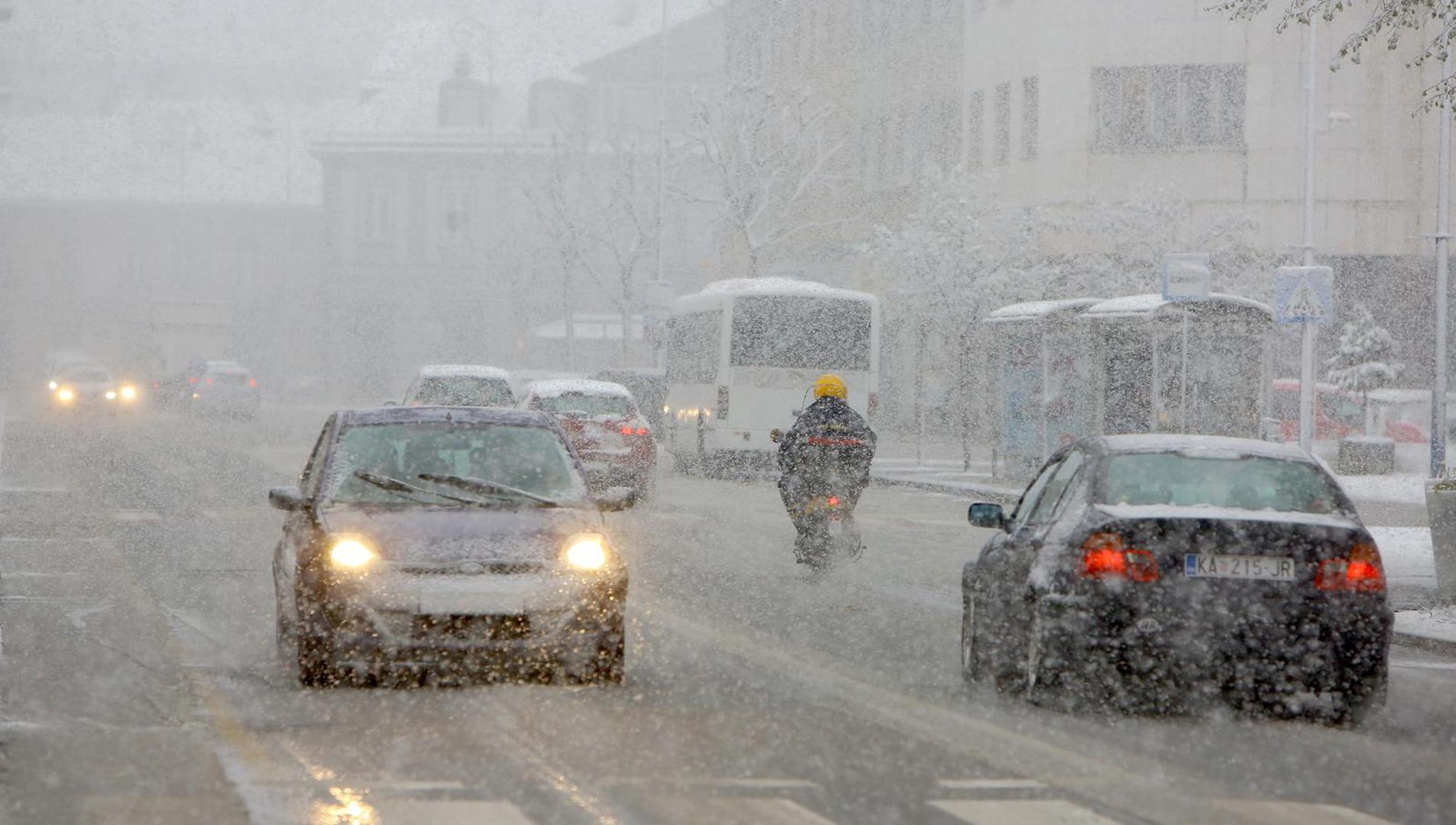 06.04.2021., Karlovac - Od ranih jutarnjih sati u Karlovcu pada gusti snijeg koji je brzo zabijelio prometnice i parkove. Photo: Kristina Stedul Fabac/PIXSELL