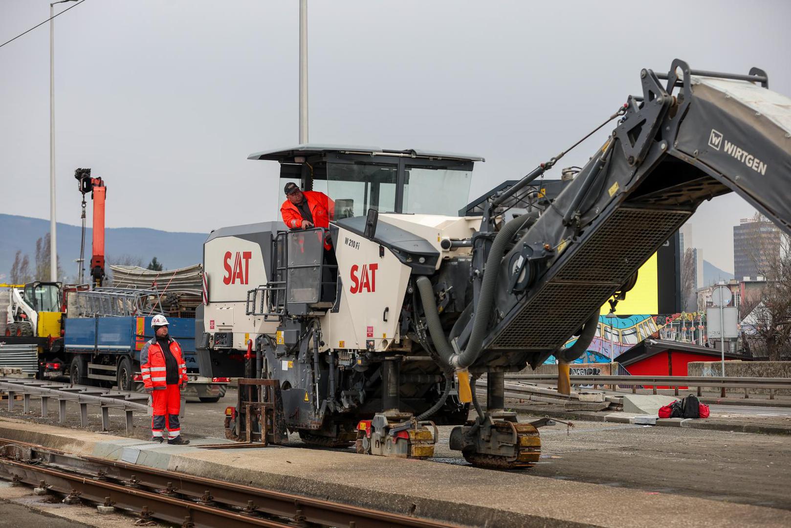 04.03.2024., Zagreb - Nova regulacija prometa radi radova sanacije prijelaznih naprava i izvanrednog odrzavanja Jadranskog mosta. Za vrijeme izvodjenja radova, za promet ce biti zatvoren istocni kolnik mosta, a sav promet odvijat ce se dvosmjerno po zapadnom kolniku, u dva prometna traka za svaki smjer. U zoni radova na Jadranskom mostu bit ce onemoguceno kretanje pjesaka i biciklista, koji ce biti preusmjereni preko starog Savskog mosta. Photo: Igor Kralj/PIXSELL