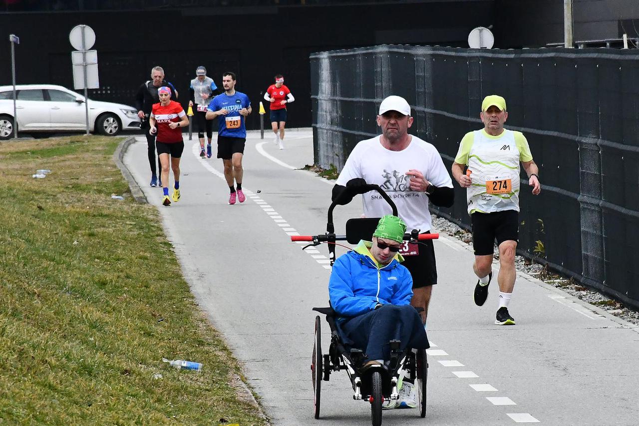 Slavonski Brod: Marko Kos na ultramaratonu pokušava oboriti Guinessov rekord gurajući osobu u invalidskim kolicima