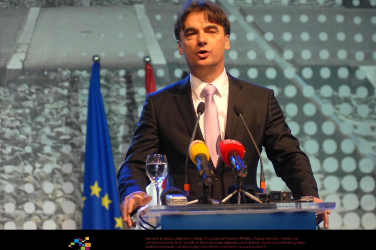 '19.01.2012., Vinkovci - Potpredsjednik Vlade Republike Hrvatske, ministar regionalnoga razvoja i fondova Europske unije prof. dr. sc. Branko Grcic, ministar pomorstva prometa i infrastrukture Zlatko 