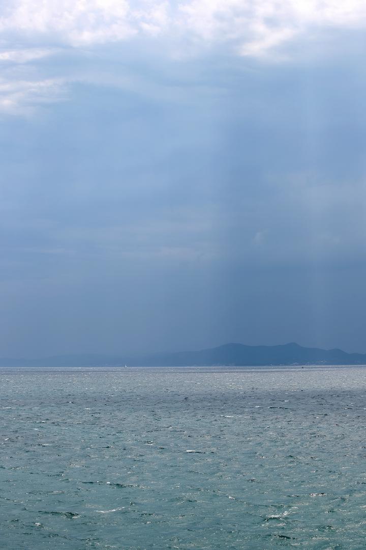 22.07.2024., Zadar - Nakon suncanog i sparnog jutra prema Zadru je krenulo nevrijeme Photo: Sime Zelic/PIXSELL