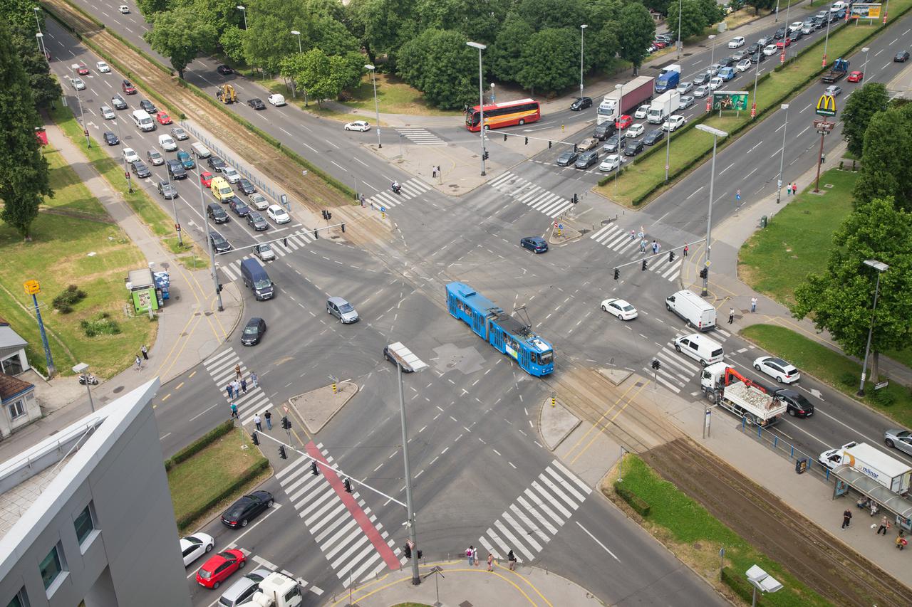 Pogled na križanje Vukovarske i Heinzelove s 14. kata poslovne zgrade