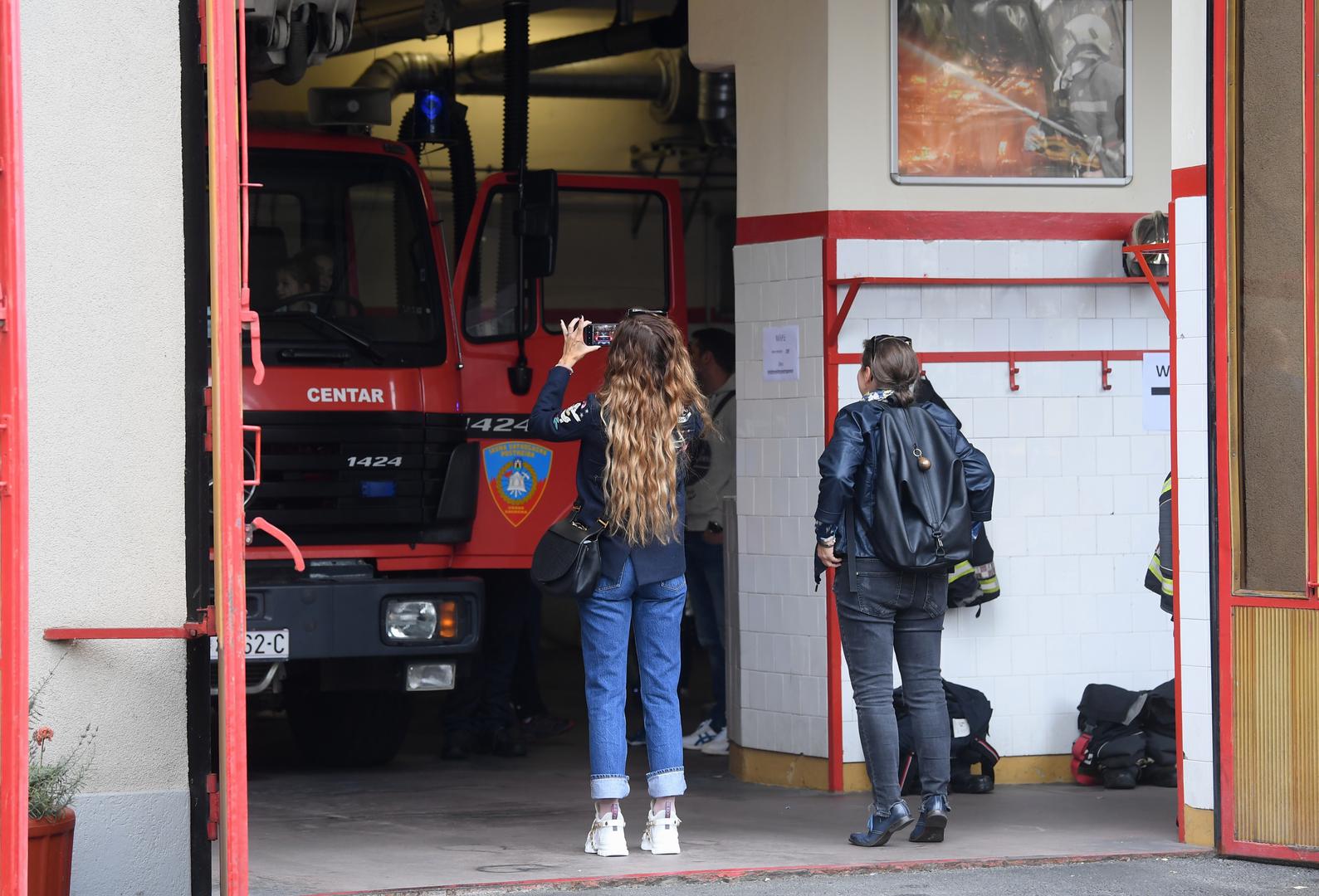 Malena Una je s velikim zanimanjem gledala vatrogasna vozila i posebno ju je razveselilo kad se popela u jedno od vatrogasnih vozila, a mama je sve ovjekovječila mobitelom. 