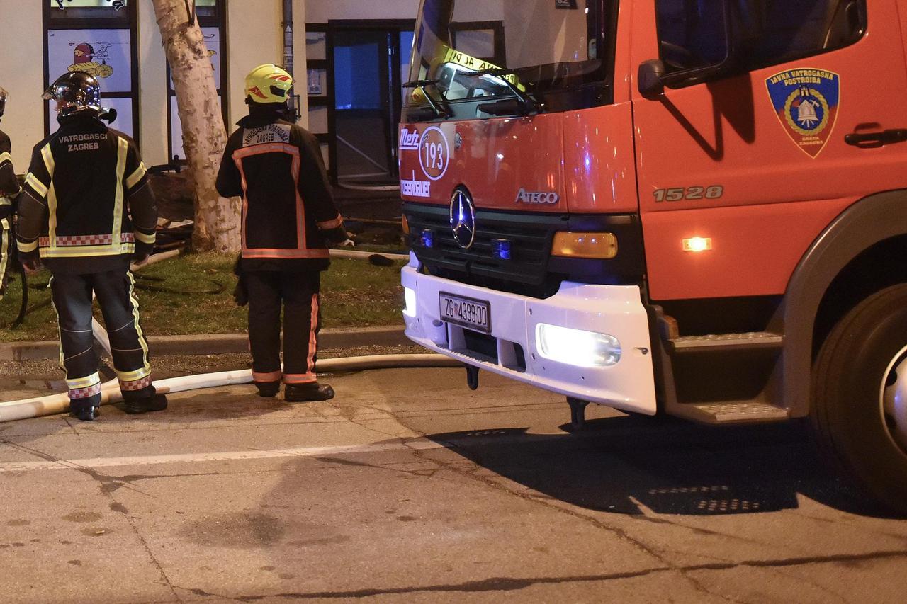 Vatrogasci s više vatrogasnih vozila ugasili požar u stanu na drugom katu u Španskom