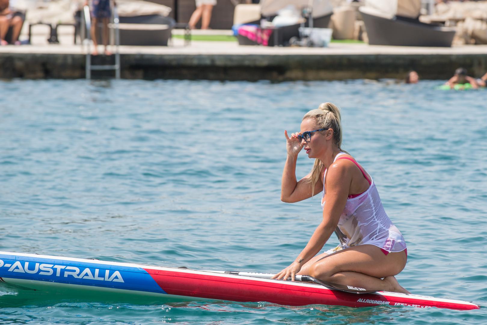 Kako je voditeljica poznata po svom sportskom duhu tijekom sunčanog poslijepodneva u Dubrovniku nije se samo izležavala na ležaljci već se okušala i u veslanju na dasci. 