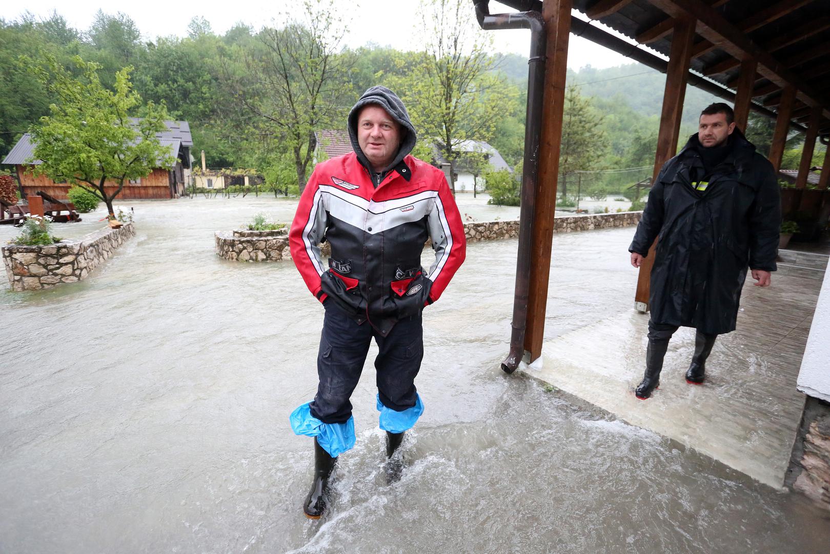 Poplavljeni su i mostovi u selu pa su neki mještani izolirani od ostatka sela