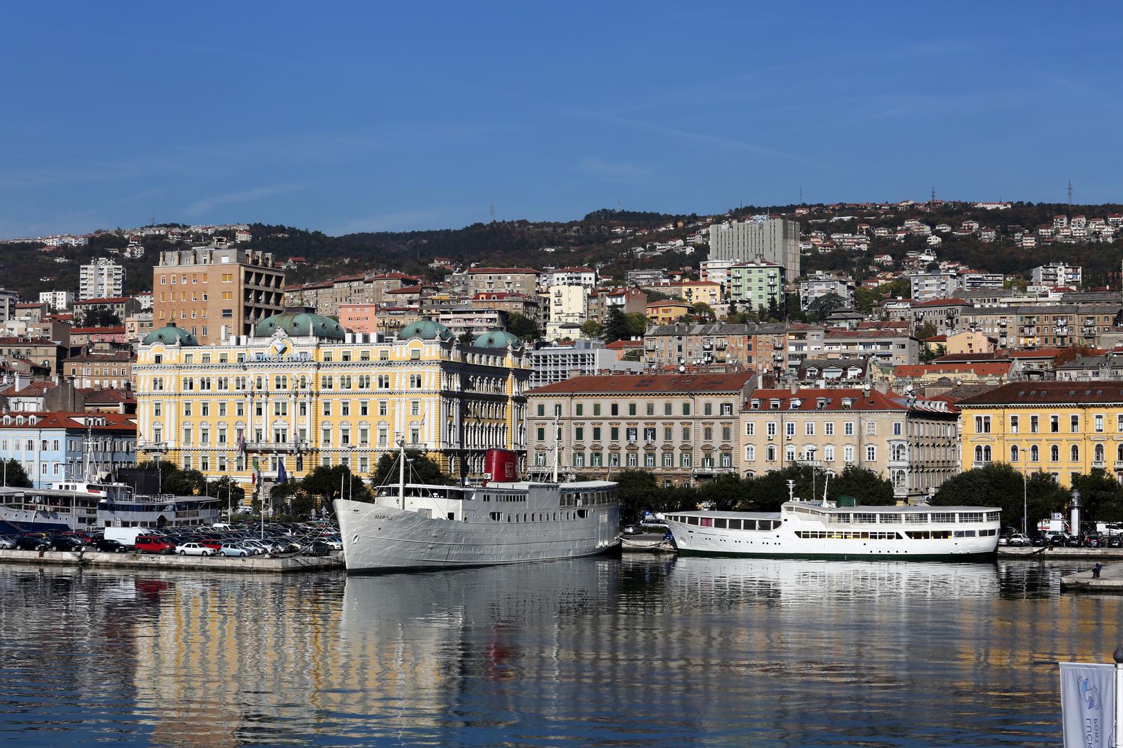 Najjači potres u Rijeci zabilježen je 1750. godine kad su se srušile mnoge građevine, stambene zgrade, crkve i crkveni zvonici, kao i gradski toranj.