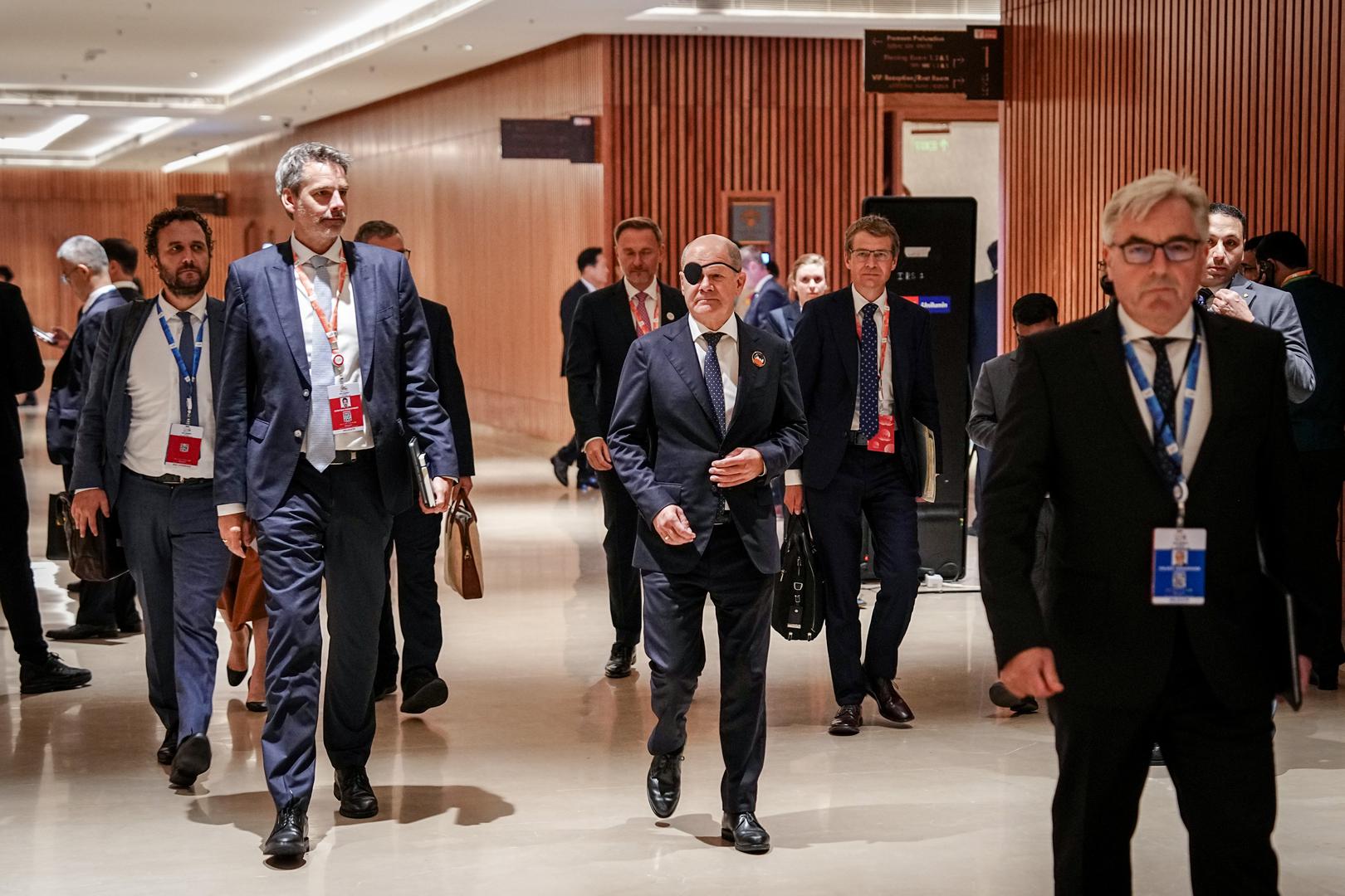 09 September 2023, India, Neu Delhi: German Chancellor Olaf Scholz (SPD) walks with Steffen Hebestreit (2nd from left), spokesman for the German government, and Christian Lindner (M, FDP), German Minister of Finance, during bilateral talks at the G20 summit. The G20 group comprises leading industrialized nations and emerging economies that together account for a large share of the world's population and global economic power. Photo: Kay Nietfeld/dpa Photo: Kay Nietfeld/DPA