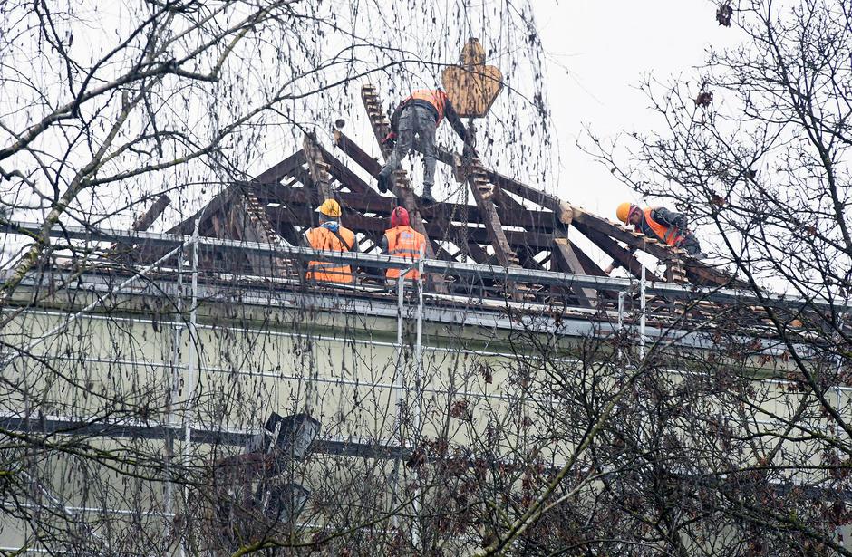 Sisak: Radovi na krovu Gimnazije nastavljaju se unatoč lošem vremenu