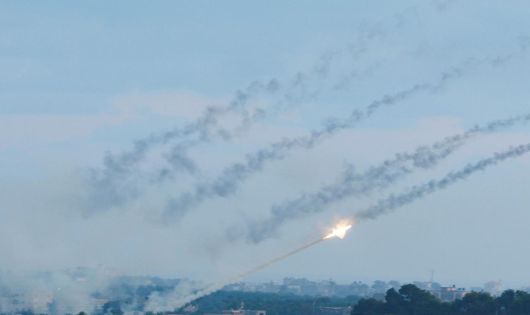 Rockets are fired by Palestinian militants into Israel, in Gaza October 7, 2023. REUTERS/Ibraheem Abu Mustafa     TPX IMAGES OF THE DAY Photo: IBRAHEEM ABU MUSTAFA/REUTERS