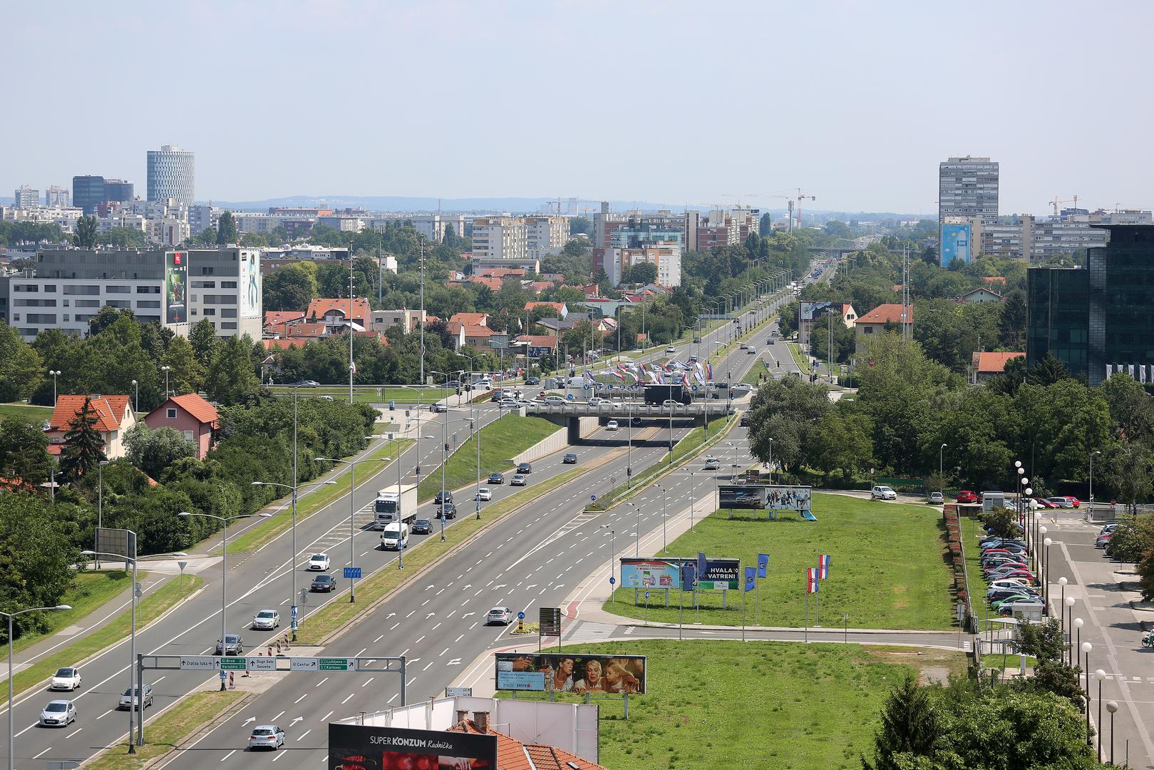 Prvo mjesto na popisu najdužnih ulica u Zagrebu dobila je Slavonska avenija, koja je dugačka oko 18000 metara. 