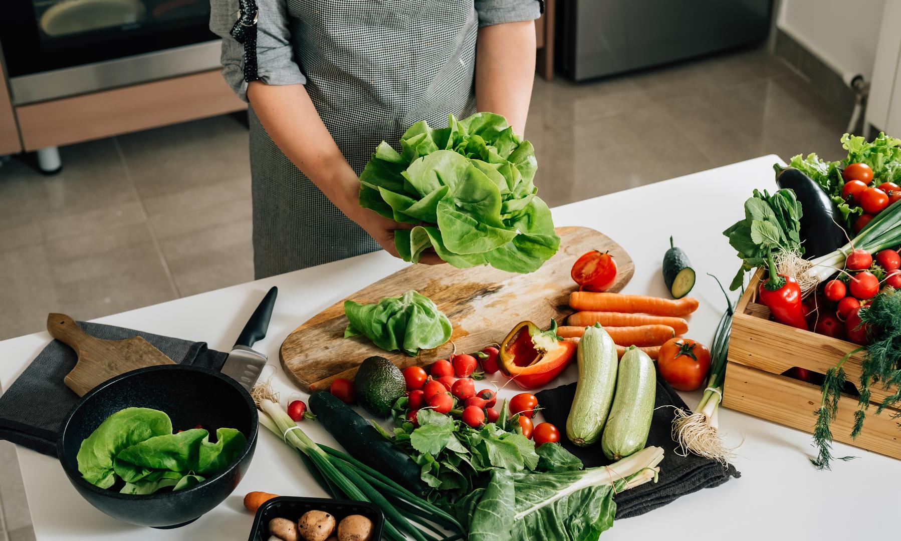 3. Ne iskorištavate najbolje svoje povrće: Grayson savjetuje da vegetarijanci i vegani trebaju jesti svoje povrće s voćem te povrćem bogatim vitaminom C da bi se povećala apsorpcija željeza. Glavne namirnice poput brokule, kelja i špinata u kombinaciji s paprikom, rajčicama, kivijem i bobičastim voćem pomoći će vam da maksimalno iskoristite nutritivne vrijednosti svoje hrane. "Lisnato povrće sadrži vitamin C, ali se često gubi u procesu kuhanja. Dakle, voće na kraju obroka ili prilog salate mogu pomoći u povećanju razine željeza", objašnjava Grayson.