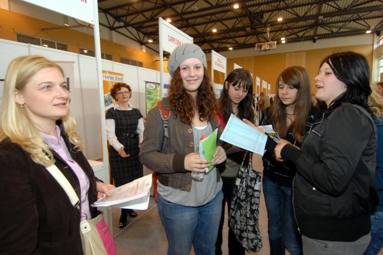 'varazdin/medjimurje, 26.03.2010., varazdin, u dvorani gospodarske skole odrzan je sajam poslova, ucenice osnovne skole vinica Photo: Marko Jurinec/PIXSELL'