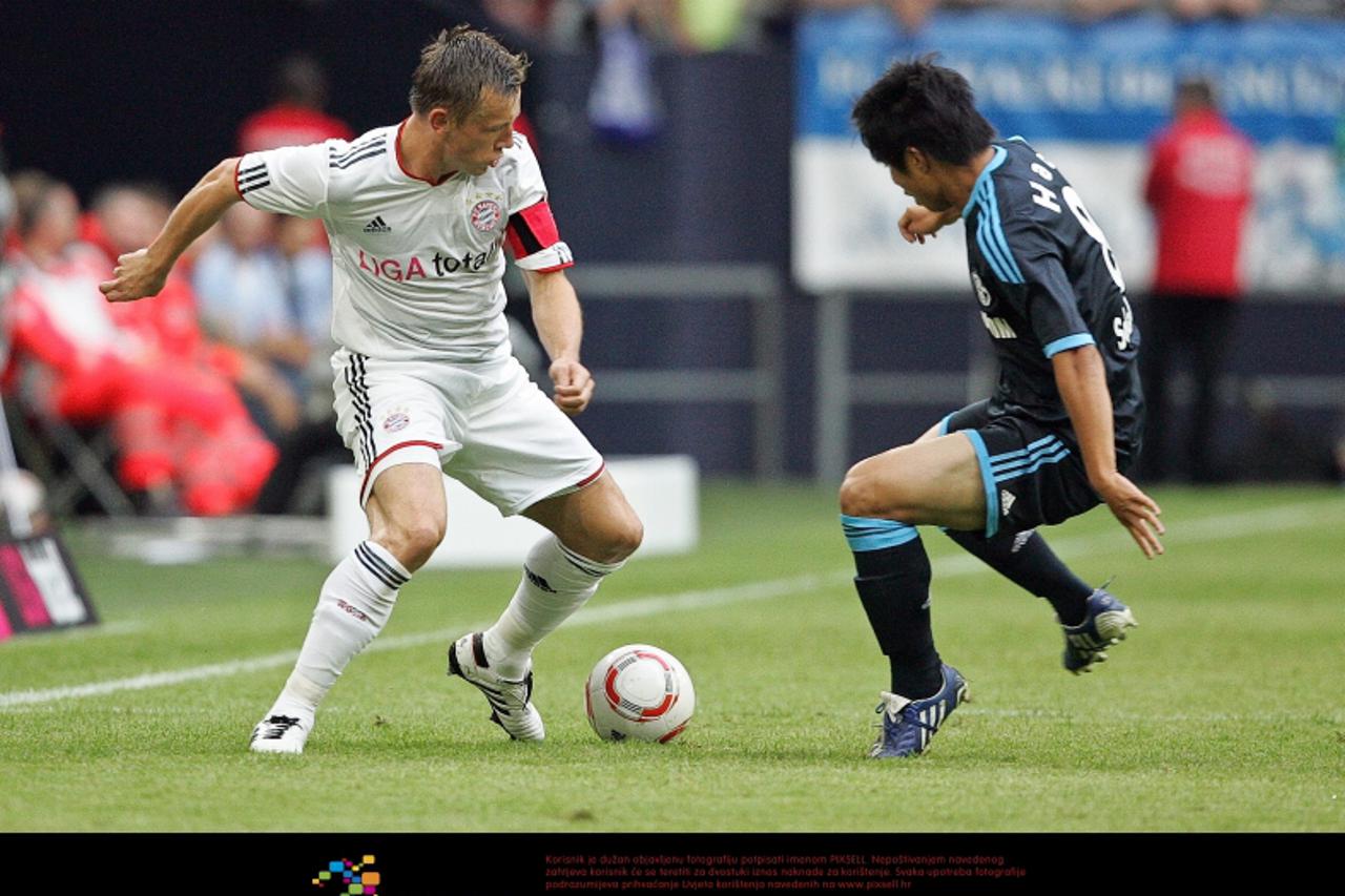 '01.08.2010,  Veltnis-Arena, Gelsenkirchen, GER, 1.FBL, FC Schalke 04 - FC Bayern Muenchen, Liga total! Cup 2010, im Bild: Ivica Olic (Muenchen #11) / Hao Junmin (Schalke #8)  Foto © nph / Mueller ***